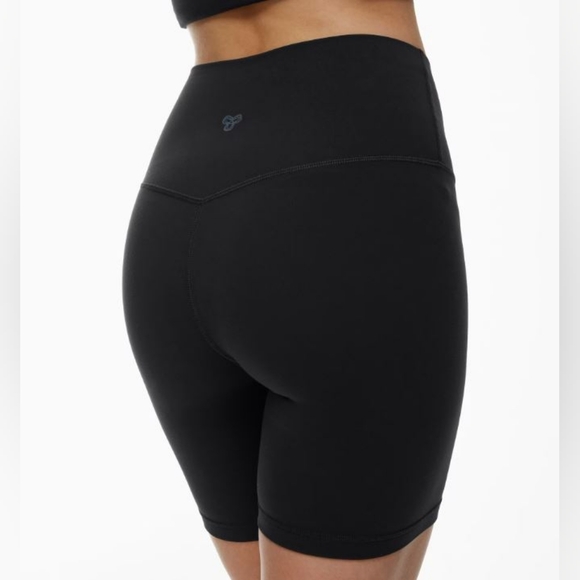 Aritzia Pants - Aritzia Women's Black TnAction TnaBUTTER™ Cheeky Hi-Rise 7" Shorts - Size XS